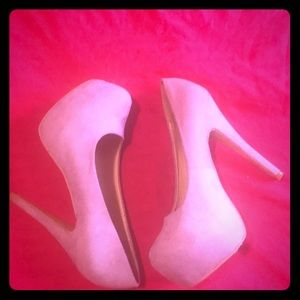 I’m selling these shoes been worn once.